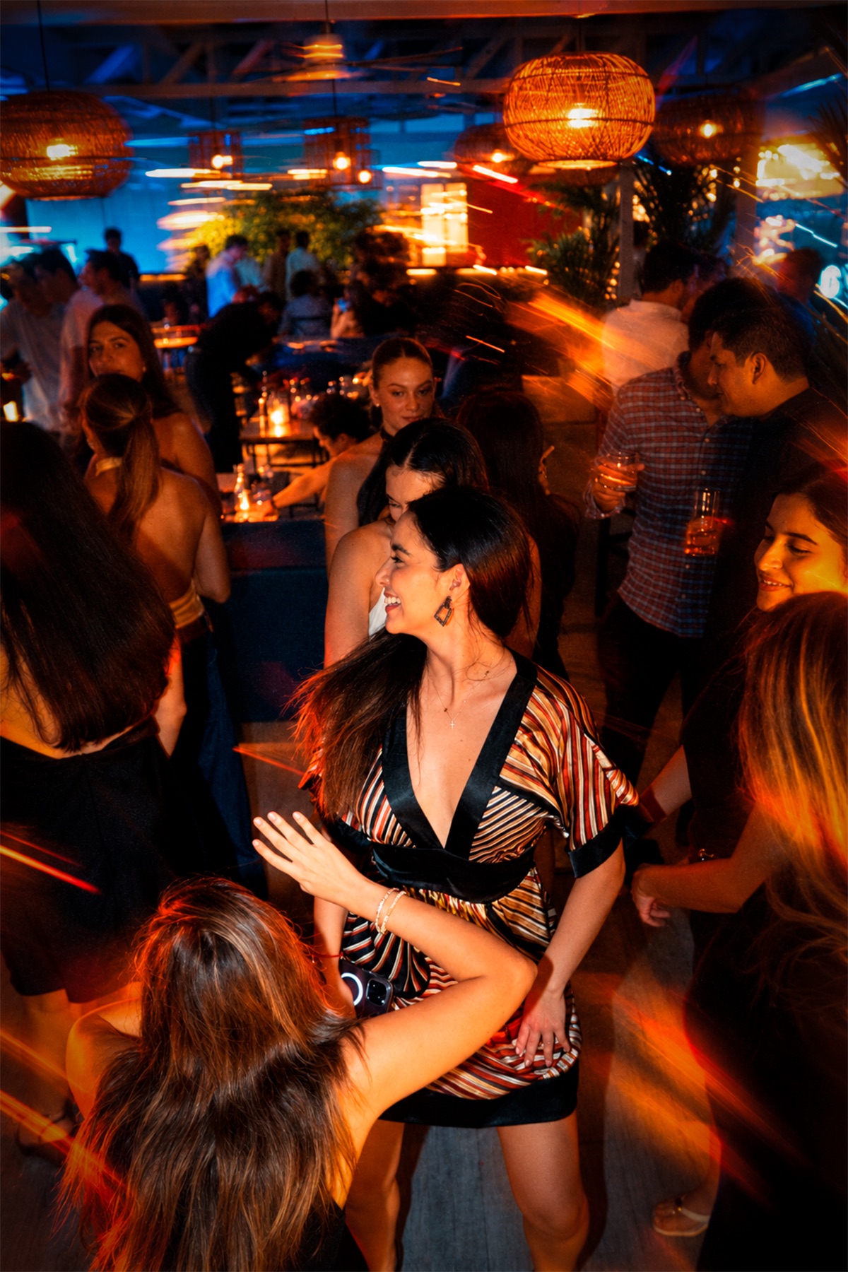 Ambiente nocturno lleno de gente en Punto Ciego