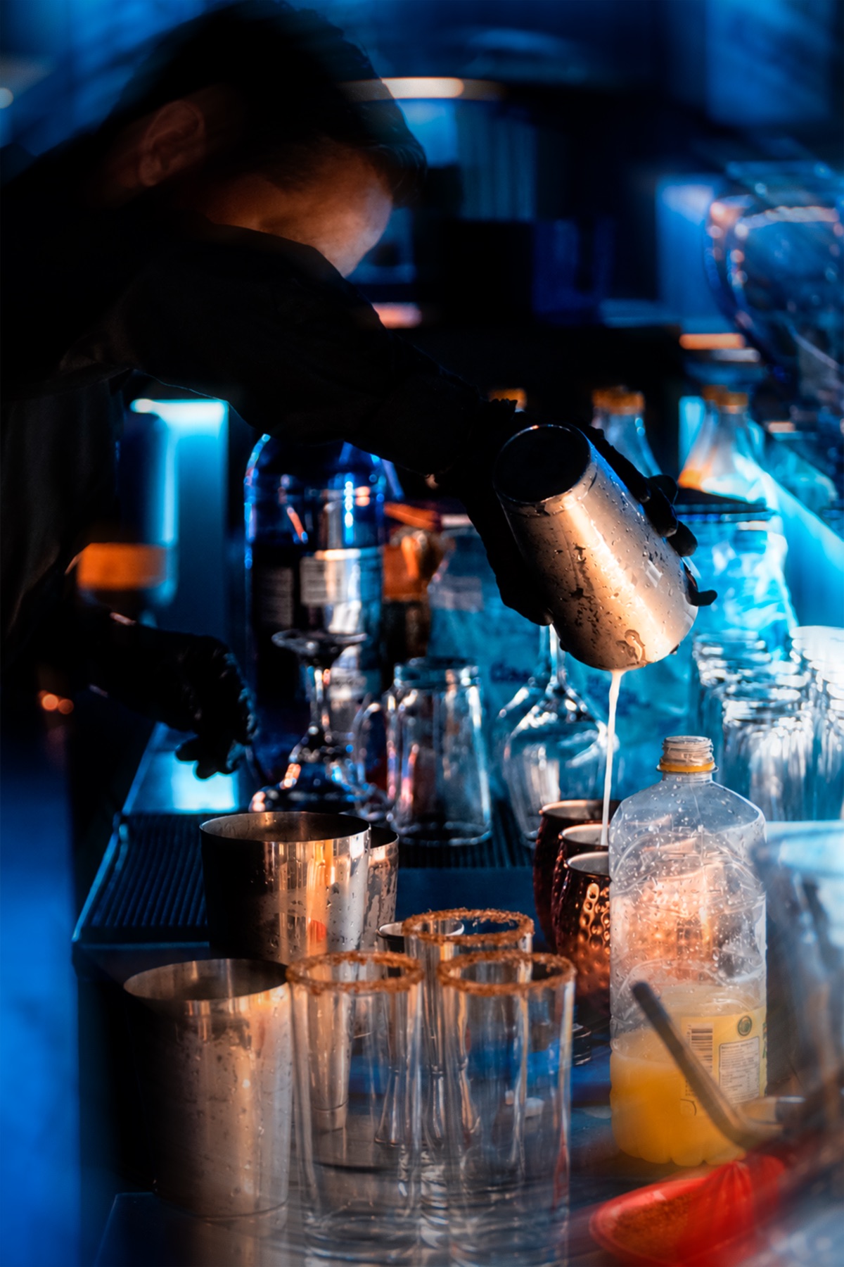 Bartender preparando cócteles en Punto Ciego