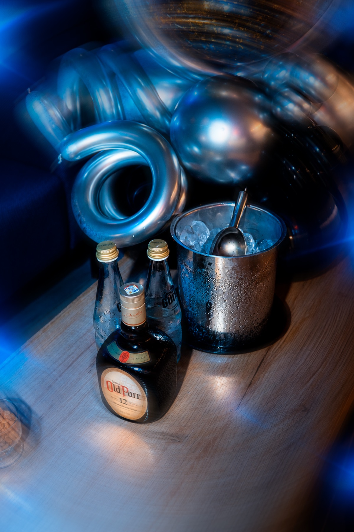 Botellas, hielo y detalles de la barra