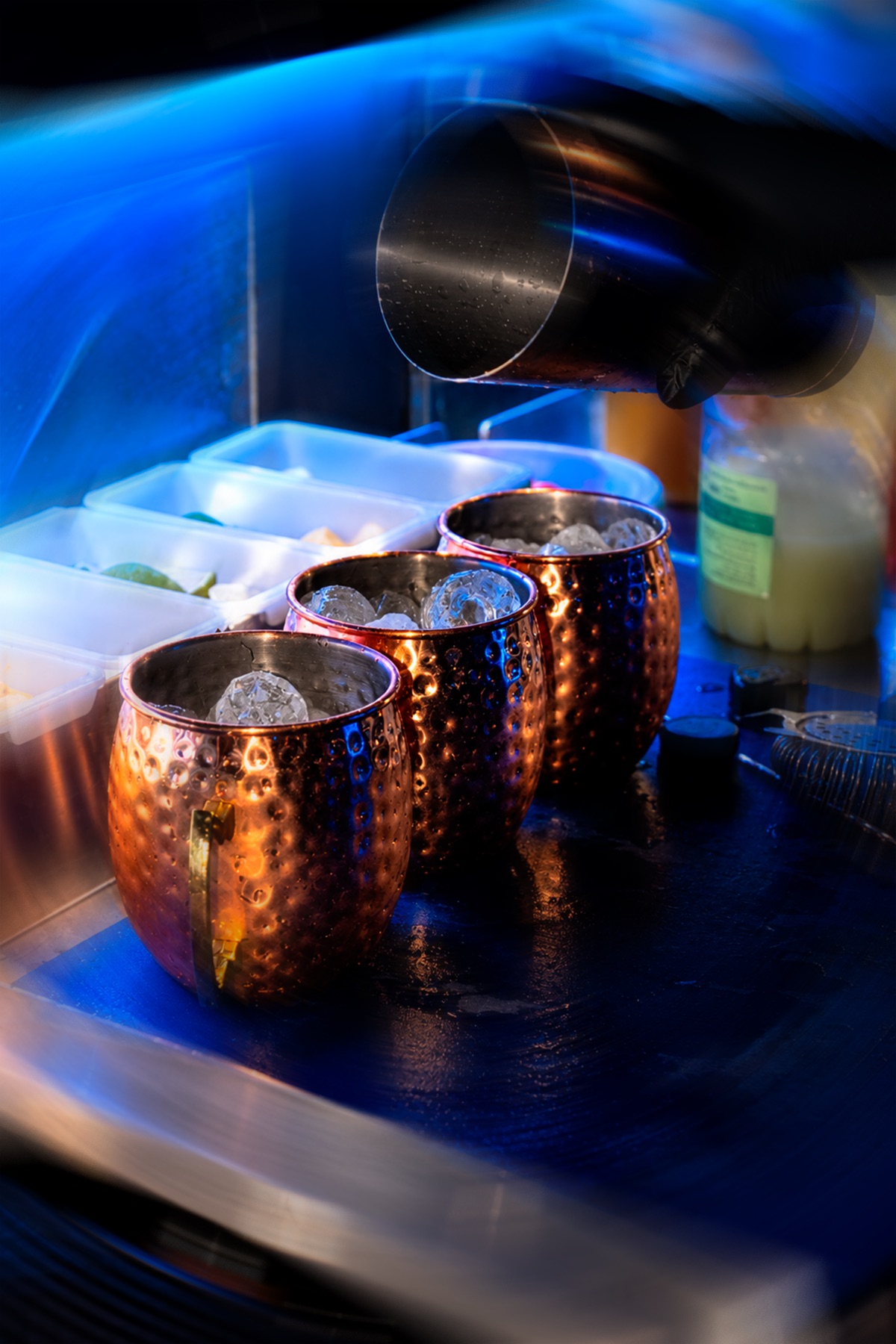 Tres Moscow Mules preparados en la barra